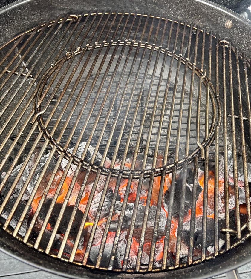 Glødende kull i grillen