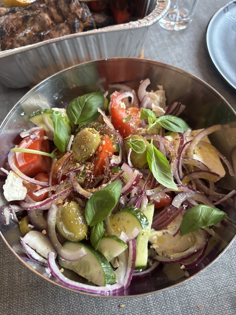 Ferdig gresk salat med fetaost og basilikum
