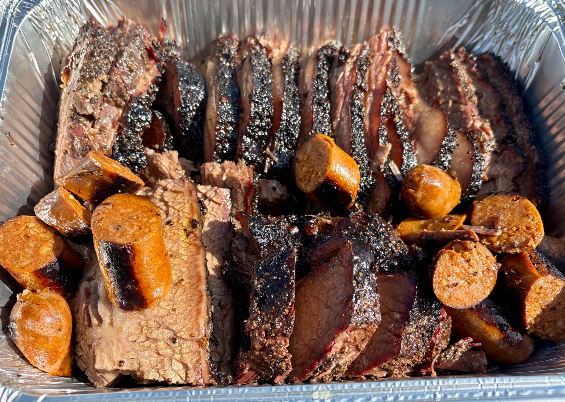 Skivet brisket og pølser