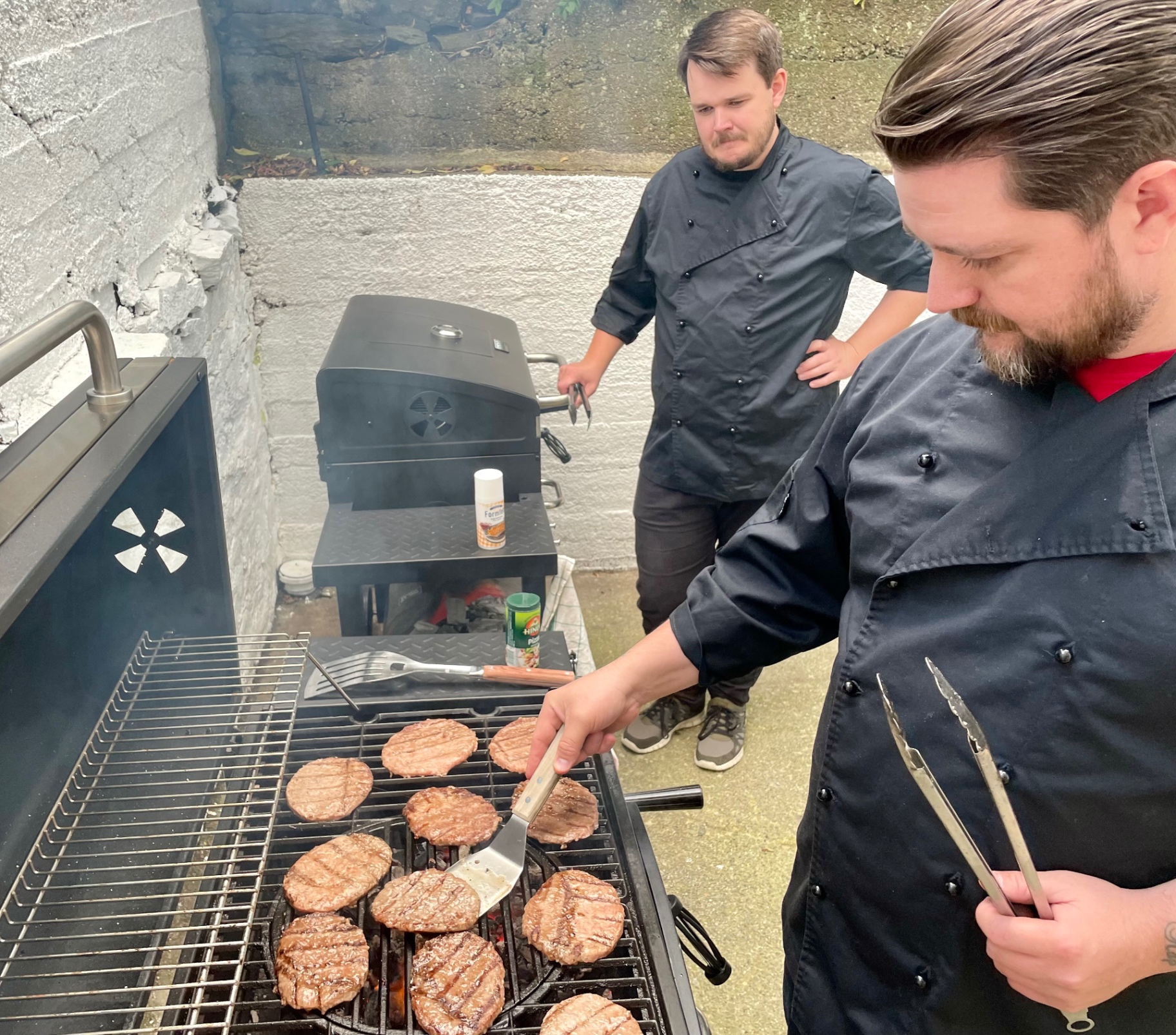 Brødrene i arbeid ved grillen