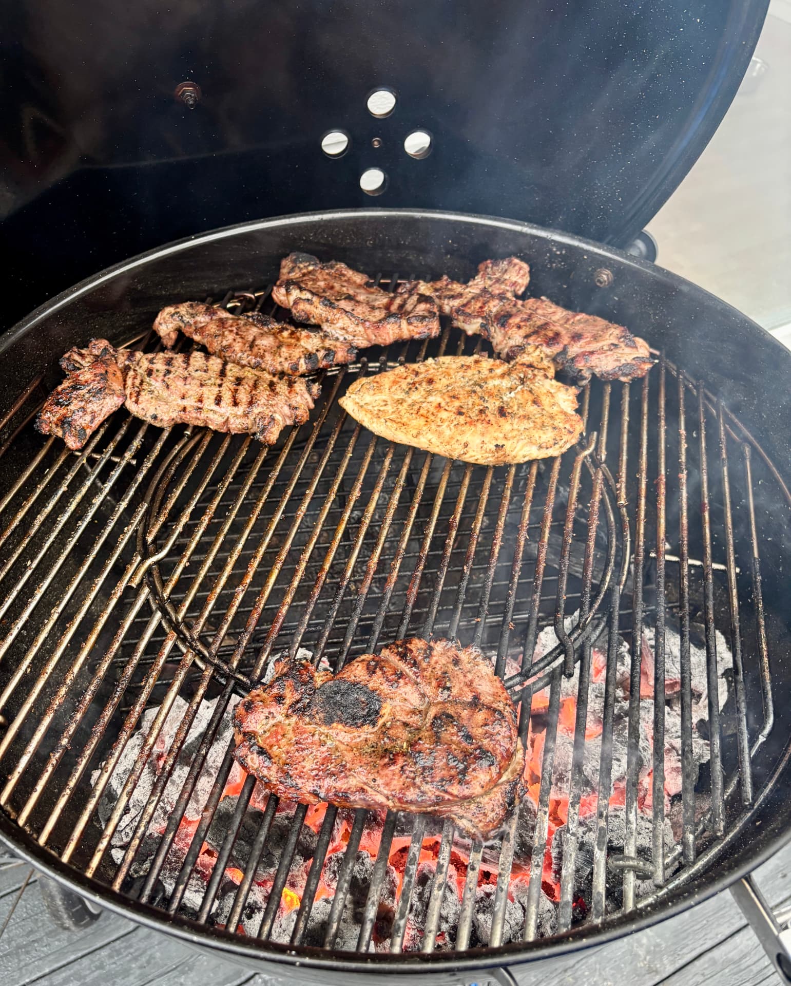 Kjøtt og kylling på kullgrillen