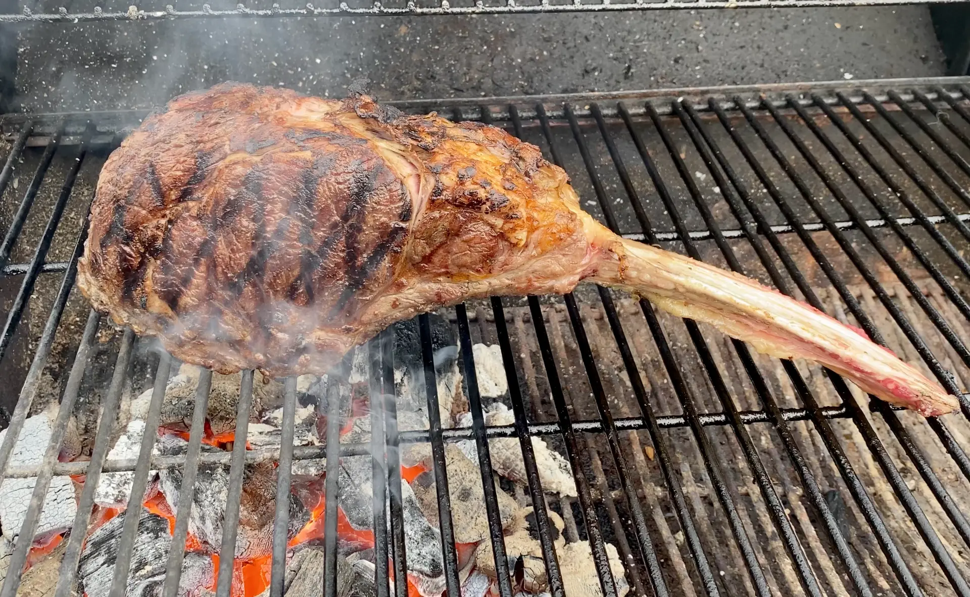 Tomahawk med røyk på grillen