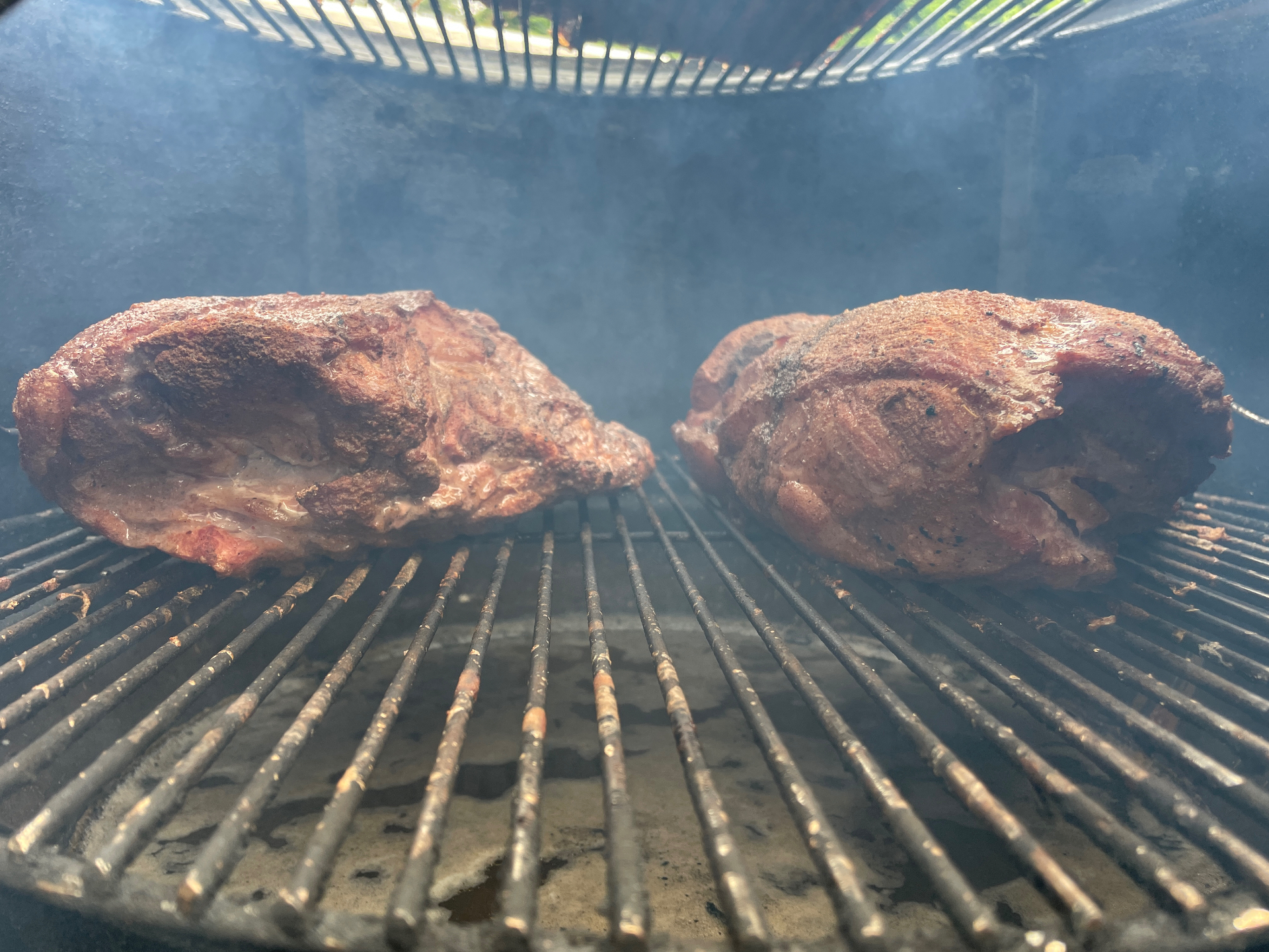 Svinenakke i smokeren, om noen timer blir den pulled pork