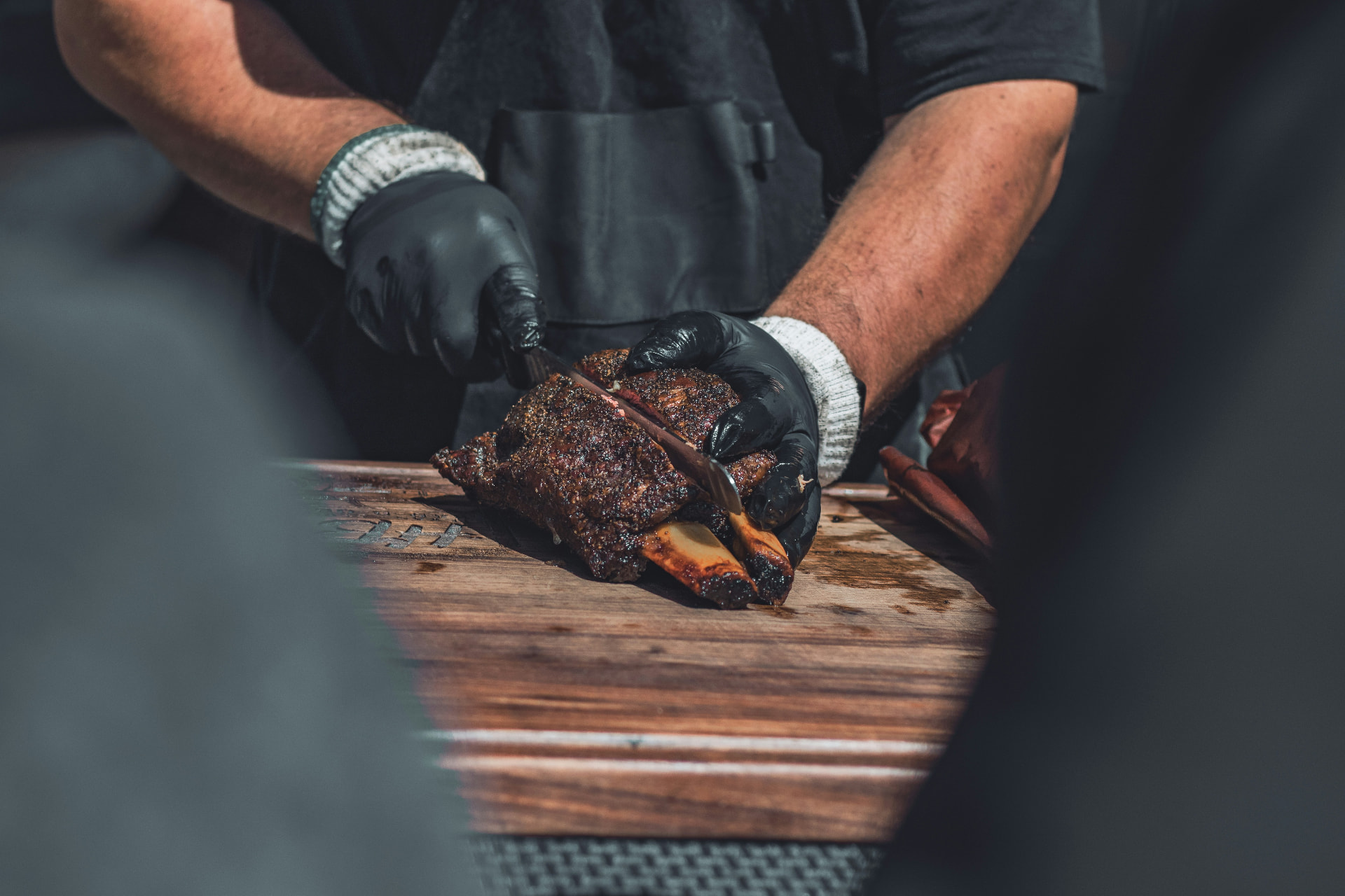 Brisket skjæres på skjærebrett