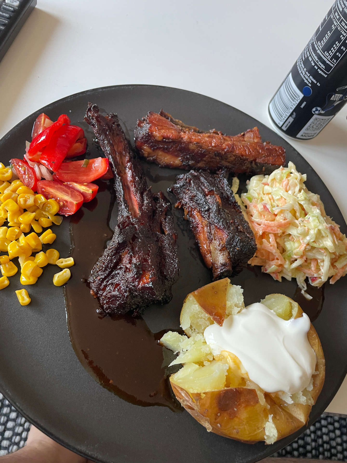 Ribs-tallerken med coleslaw og bakt potet