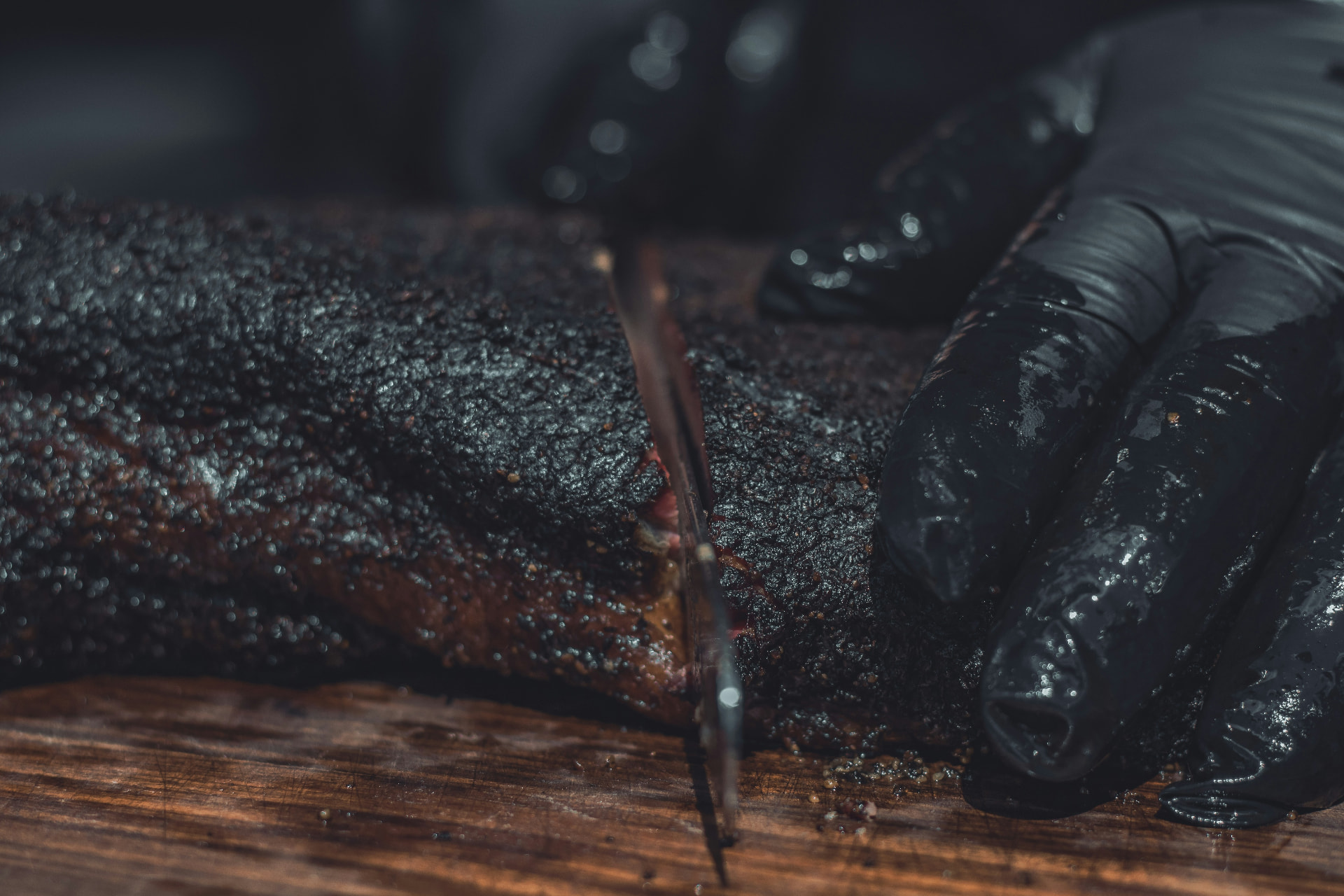 Brisket skjæres på skjærebrett