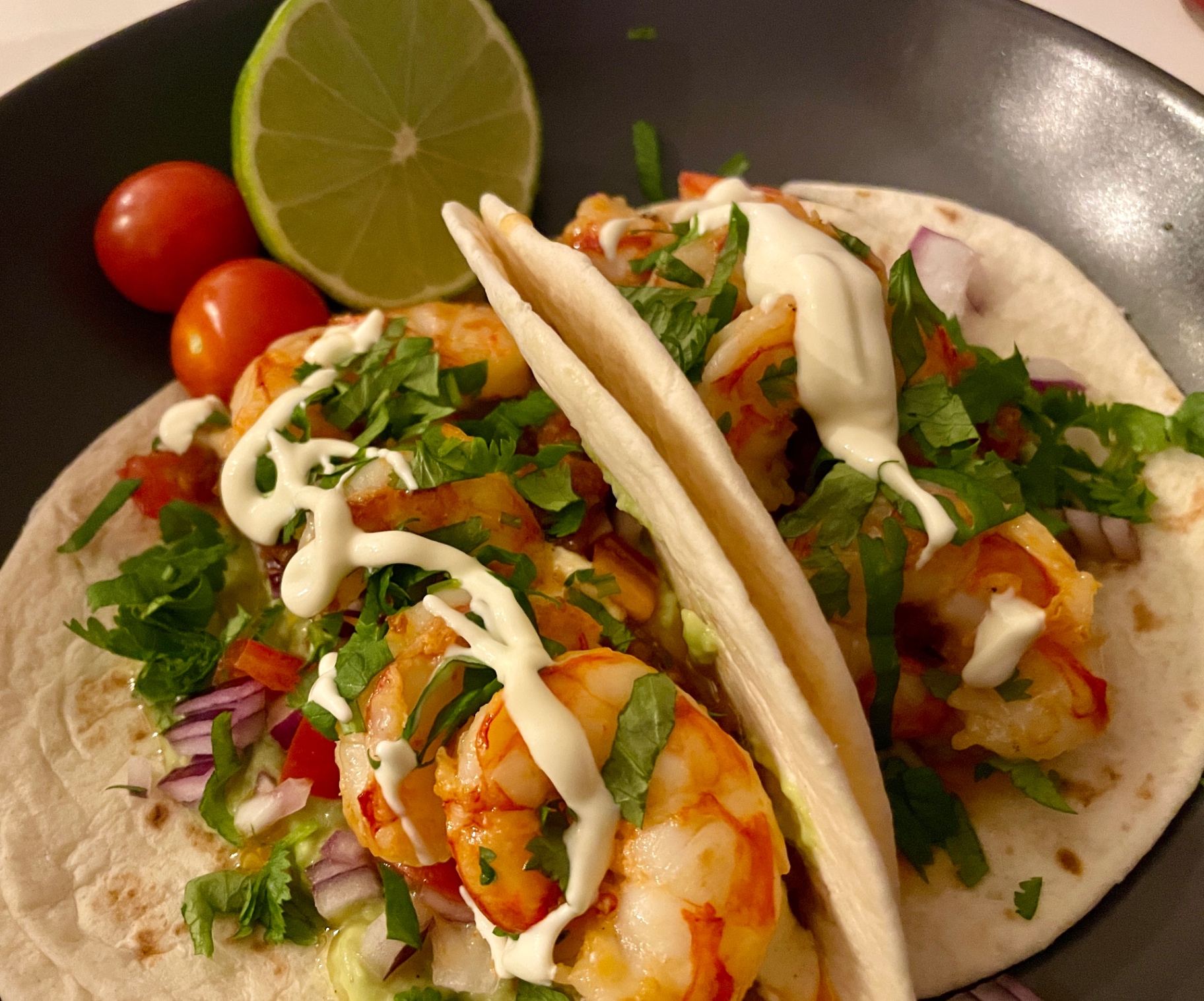 Taco med scampi, koriander og lime