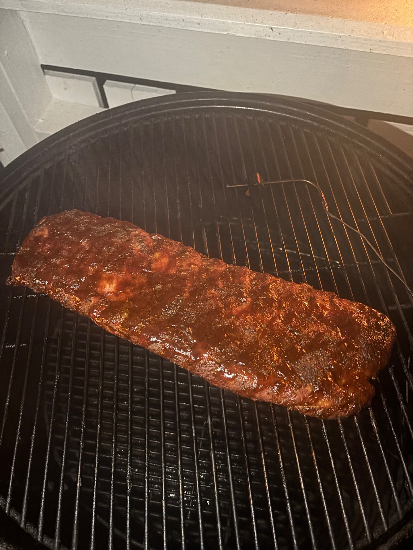 Ribs får siste runde på smokeren