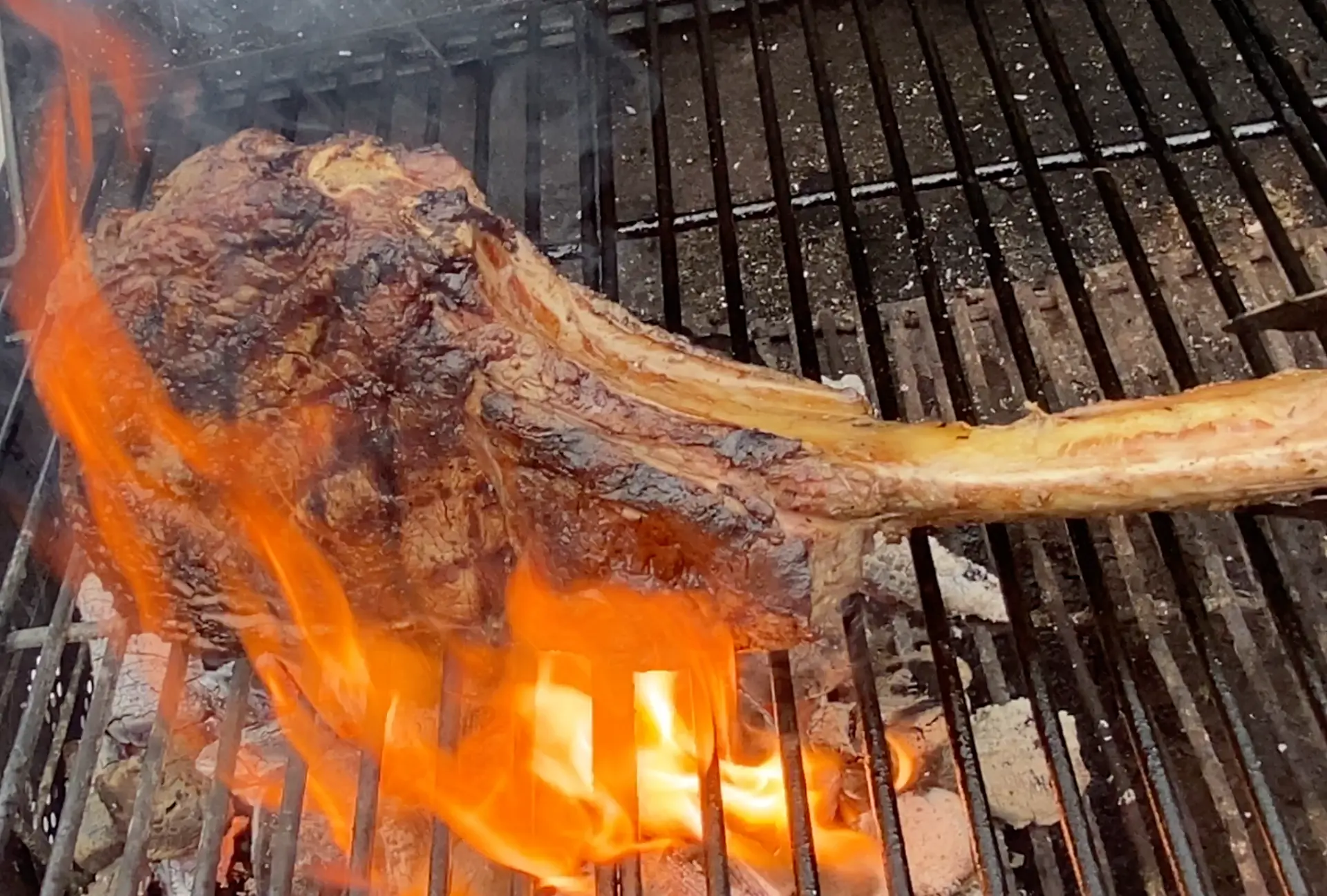 Tomahawk slikket av flammer