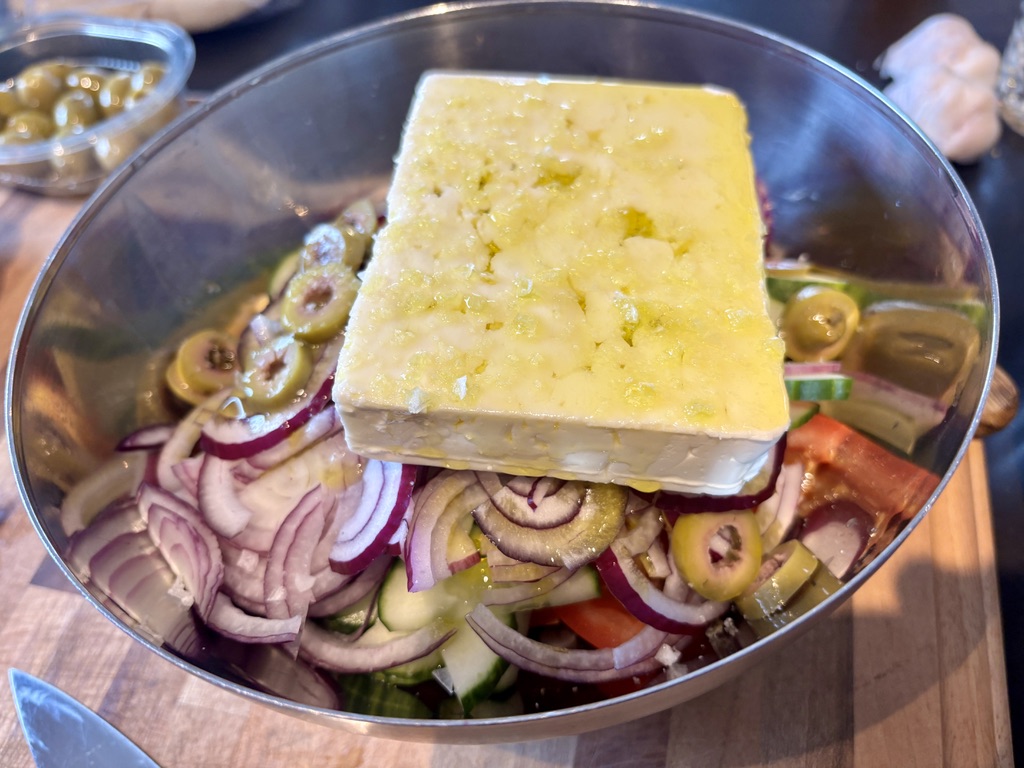 Gresk salat med fetaost, tomat, agurk, rødløk og oliven