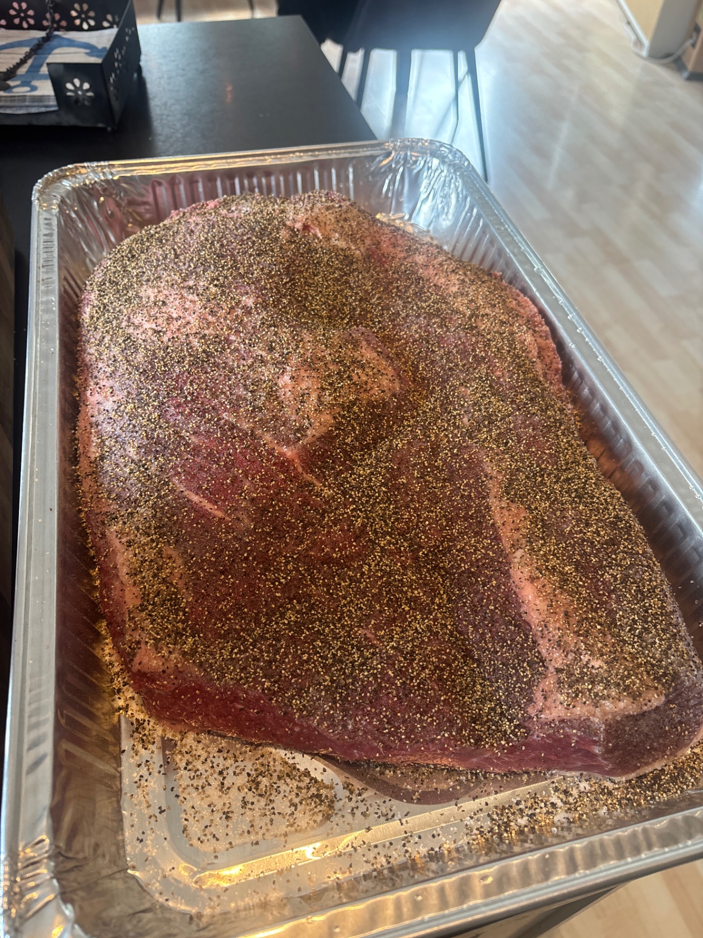 Rå brisket krydret med salt og pepper