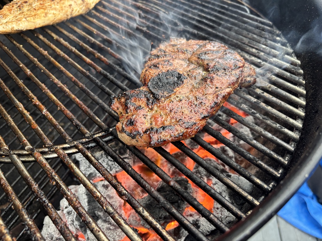 Saftig biff grilles over glødende kull