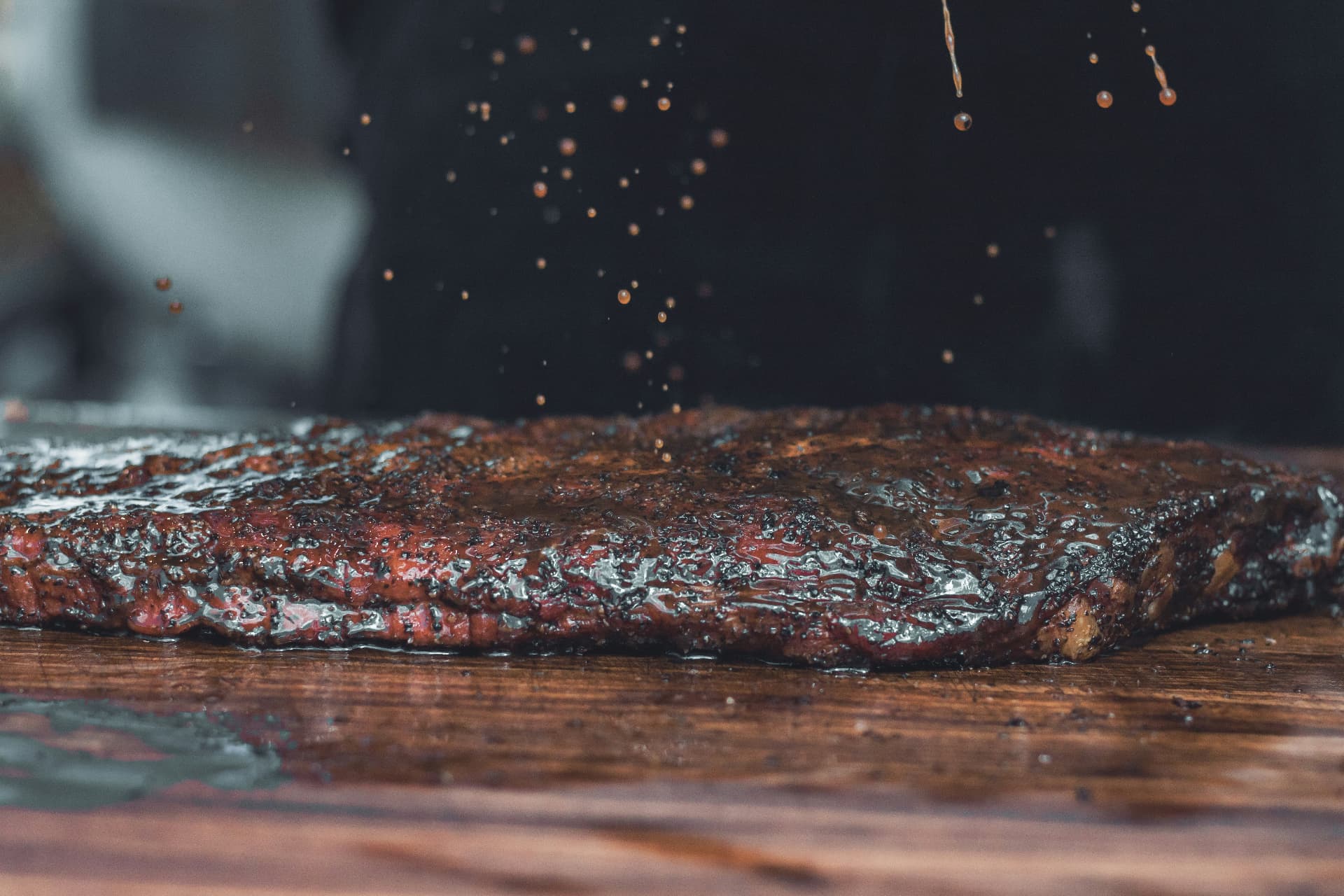 Ribs med saus på skjærebrett