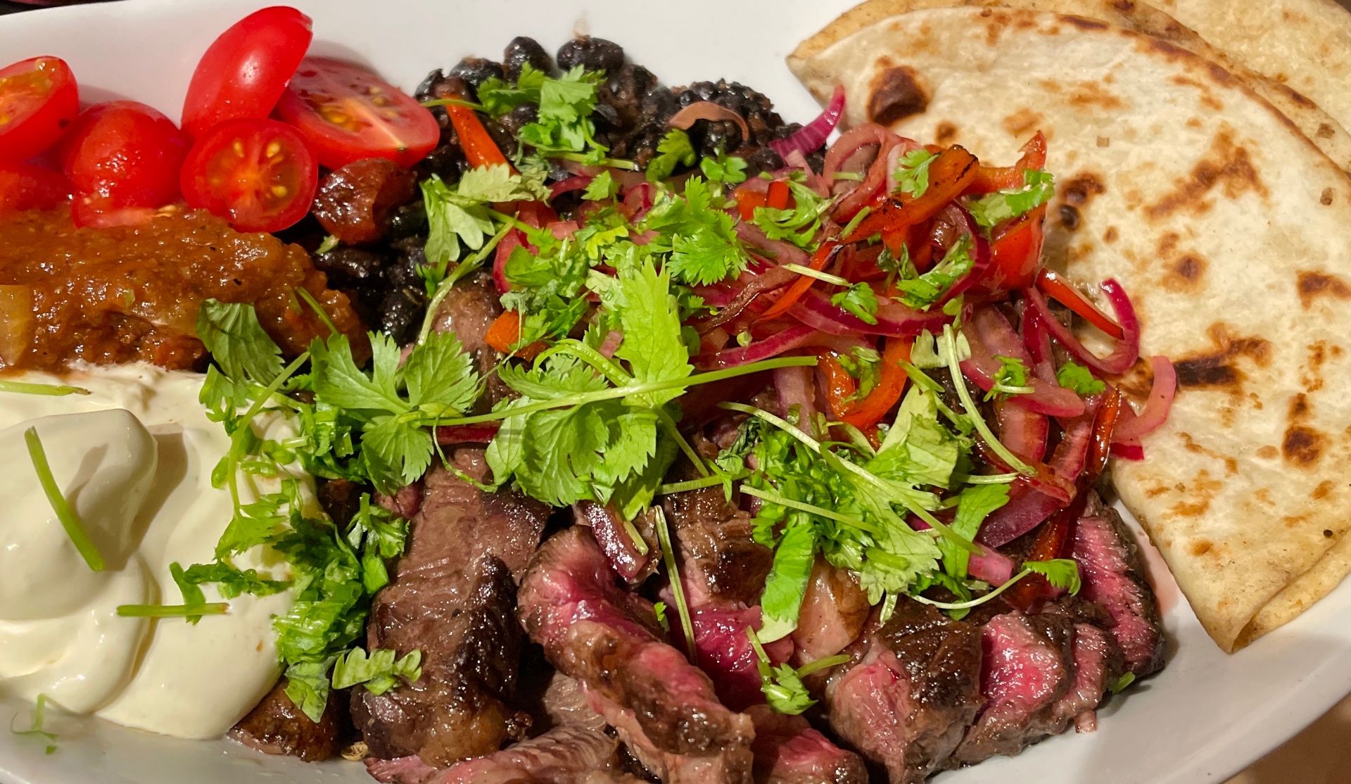 Bifftaco med bønner, quesadilla og pico de gallo